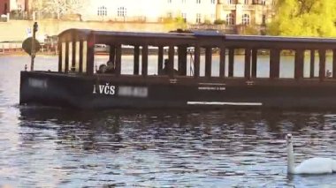Tur tekne dalgalar üzerinde yüzen turist