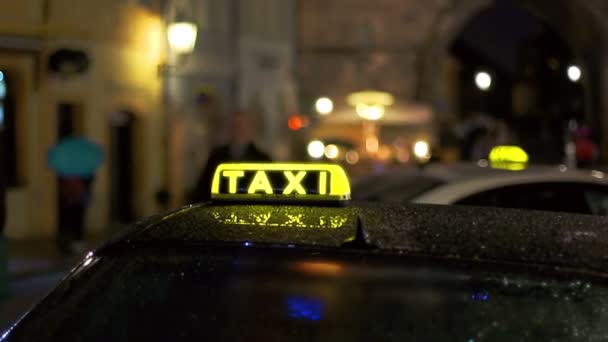 Black taxi car in the background of the people — Stock Video