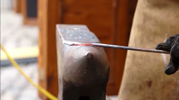 Close up footage of blacksmith who shapes hot steal with a hammer — Stock Video