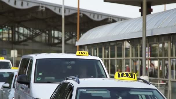 Kolejki taksówek poza lotniskiem — Wideo stockowe