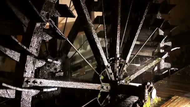 Grande roue watemill en acier tourne lentement fermer — Video