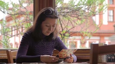 Güzel kadın cafede Gıda seçimi