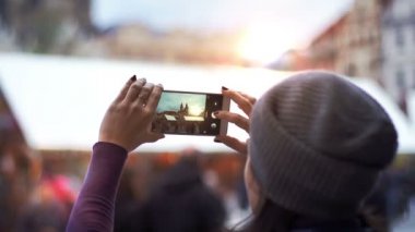 Turist alarak fotoğraf günbatımı Prag manzarası görünümünde