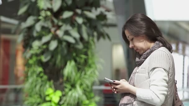 Γυναίκα με τη χρήση του app στο smartphone σε εμπορικό κέντρο — Αρχείο Βίντεο