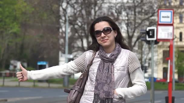 Fiatal női turista jelzési taxi taxi — Stock videók