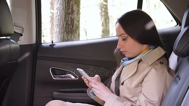 Jovem mulher usando o aplicativo no smartphone — Vídeo de Stock