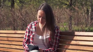 Güzel öğrenci internette sörf