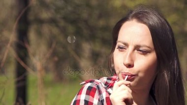 Güzel kız seksi bir Stick şeker yalıyor