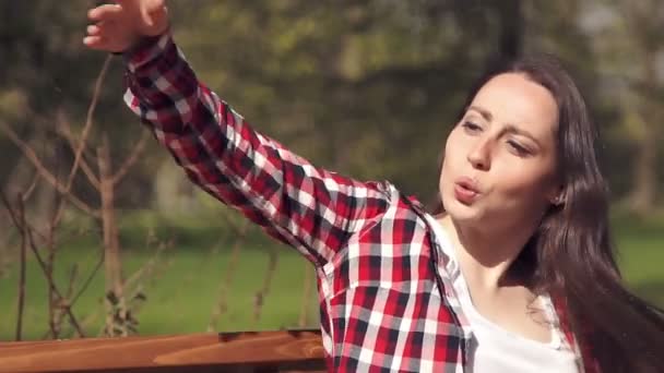 Симпатичная девочка-подросток жестикулирует с друзьями — стоковое видео