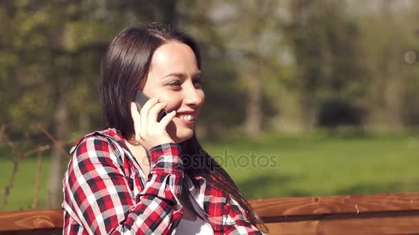 Девочка-подросток веселится, разговаривая по телефону — стоковое видео