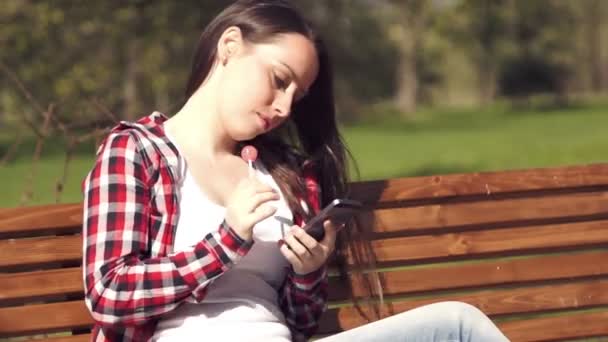 Adolescent fille avoir amusant bavarder avec copain — Video