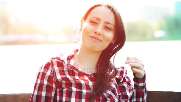 Retrato de hermosa chica corriendo de la mano al pelo — Vídeos de Stock