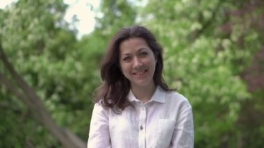 Güzel kadın parkta bir salıncak üzerinde sürme