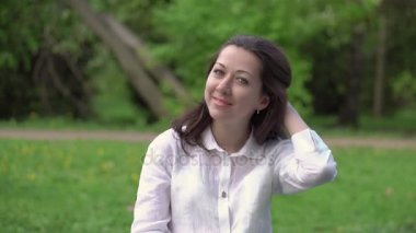 Ağır çekim bir salıncakta sallanan oynak kadın