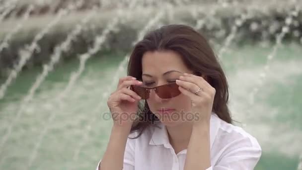 Πορτρέτο της μια ελκυστική γυναίκα 30 ετών με γυαλιά — Αρχείο Βίντεο