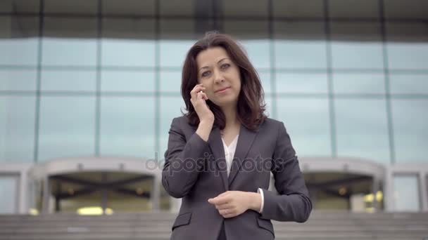 Assistente gerente falando no telefone celular — Vídeo de Stock