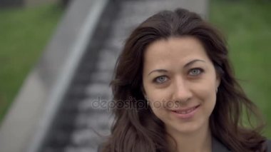 Portre portre çekici genç esmer kadın