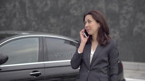 Mulher de negócios bem sucedida falando no telefone celular — Vídeo de Stock