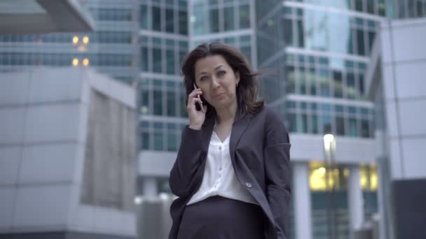 携帯電話を呼び出す株式市場の従業員 — ストック動画