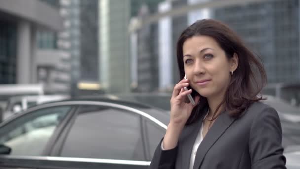 Exitosa mujer de negocios habla de teléfono celular — Vídeos de Stock