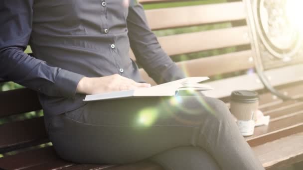 De jonge dames hand verandert de pagina van het boek — Stockvideo