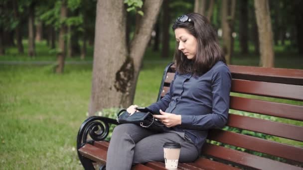 Mulher faz pagamentos online a partir de cartão bancário — Vídeo de Stock