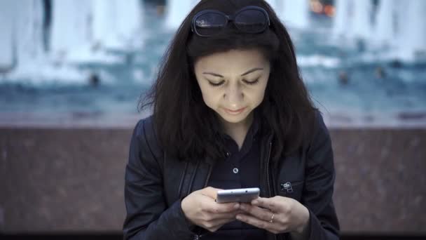 Donna che utilizza smartphone e navigare sui social media — Video Stock