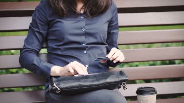 Mujer hace compras en línea desde la tarjeta de crédito — Vídeos de Stock