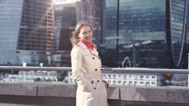 Sarışın kadın trendy kıyafetler kameraya poz