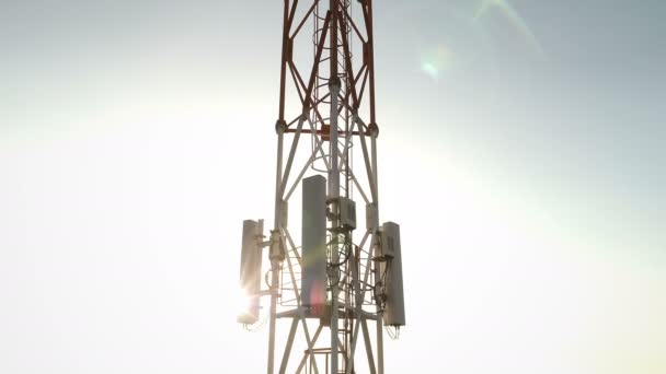 Telekomünikasyon ekipmanları bir telekom kulesinde — Stok video