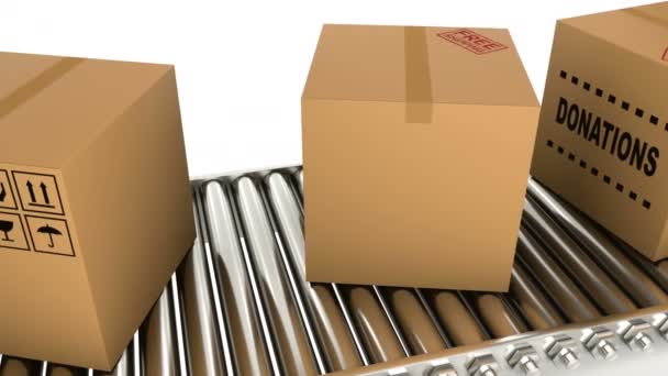 Cajas de cartón con donaciones se mueve en un transportador para la entrega — Vídeo de stock