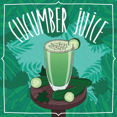 Taze salatalık suyu cam olgunlaşmış meyve ile