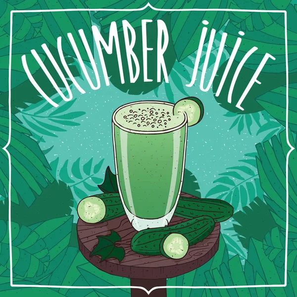 Taze salatalık suyu cam olgunlaşmış meyve ile