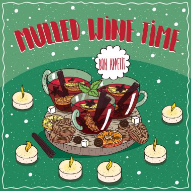 Kupalar tatlılar ve çerezler ile mulled şarap