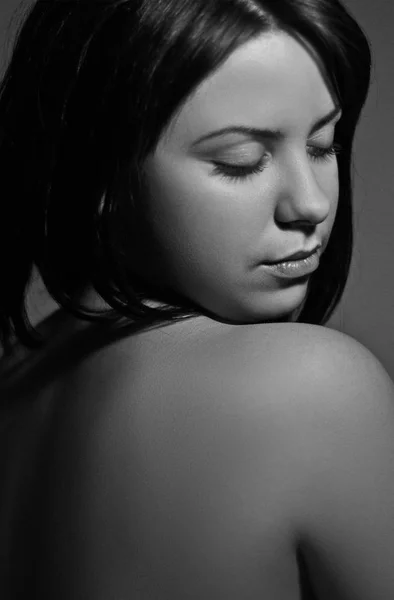 Güzel kız rahat çıplak omuz siyah beyaz portre