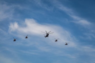 Rusya Federasyonu havacılık grubu Swift ve şövalyelerinin hava kuvvetleri 9 Mayıs 'ta Moskova' daki askeri teçhizat geçit töreninde zafer kazanabilir. 