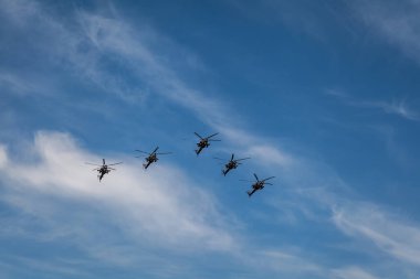 Rusya Federasyonu havacılık grubu Swift ve şövalyelerinin hava kuvvetleri 9 Mayıs 'ta Moskova' daki askeri teçhizat geçit töreninde zafer kazanabilir. 