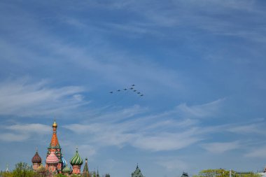 Rusya Federasyonu havacılık grubu Swift ve şövalyelerinin hava kuvvetleri 9 Mayıs 'ta Moskova' daki askeri teçhizat geçit töreninde zafer kazanabilir. 