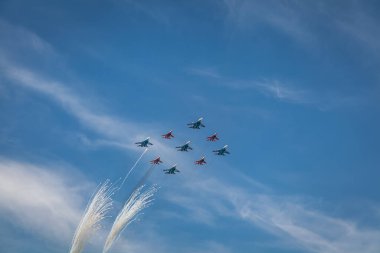 Zafer günü geçit töreni, 9 Mayıs 'ta Moskova' da askeri teçhizat geçidinde Rusya Federasyonu havacılık grubu Swifts ve Küba şövalyeleri Küba elmaslarıyla savaş uçaklarıyla savaşacak.