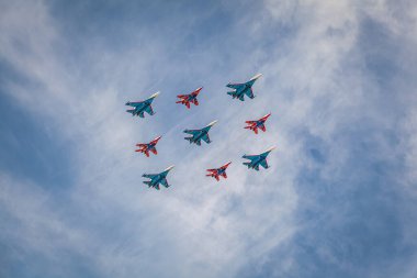 Zafer günü geçit töreni, 9 Mayıs 'ta Moskova' da askeri teçhizat geçidinde Rusya Federasyonu havacılık grubu Swifts ve Küba şövalyeleri Küba elmaslarıyla savaş uçaklarıyla savaşacak.