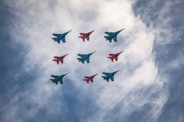 Zafer günü geçit töreni, 9 Mayıs 'ta Moskova' da askeri teçhizat geçidinde Rusya Federasyonu havacılık grubu Swifts ve Küba şövalyeleri Küba elmaslarıyla savaş uçaklarıyla savaşacak.