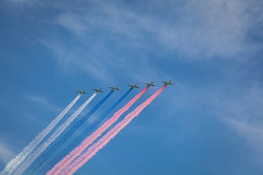 Rusya Federasyonu havacılık grubu Swift ve şövalyelerinin hava kuvvetleri 9 Mayıs 'ta Moskova' daki askeri teçhizat geçit töreninde zafer kazanabilir. 