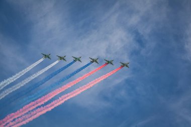 Rusya Federasyonu havacılık grubu Swift ve şövalyelerinin hava kuvvetleri 9 Mayıs 'ta Moskova' daki askeri teçhizat geçit töreninde zafer kazanabilir. 
