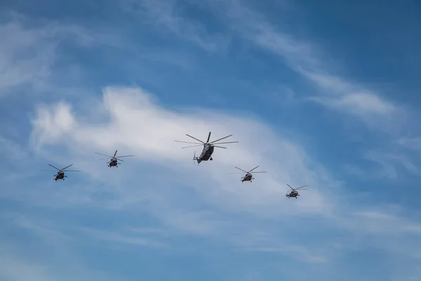 Rusya Federasyonu havacılık grubu Swift ve şövalyelerinin hava kuvvetleri 9 Mayıs 'ta Moskova' daki askeri teçhizat geçit töreninde zafer kazanabilir. 