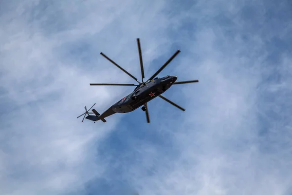 Rusya Federasyonu havacılık grubu Swift ve şövalyelerinin hava kuvvetleri 9 Mayıs 'ta Moskova' daki askeri teçhizat geçit töreninde zafer kazanabilir. 