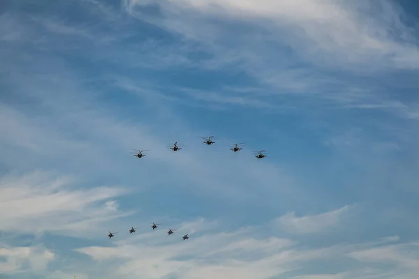 Rusya Federasyonu havacılık grubu Swift ve şövalyelerinin hava kuvvetleri 9 Mayıs 'ta Moskova' daki askeri teçhizat geçit töreninde zafer kazanabilir. 