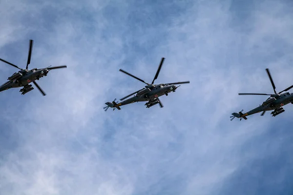 Rusya Federasyonu havacılık grubu Swift ve şövalyelerinin hava kuvvetleri 9 Mayıs 'ta Moskova' daki askeri teçhizat geçit töreninde zafer kazanabilir. 