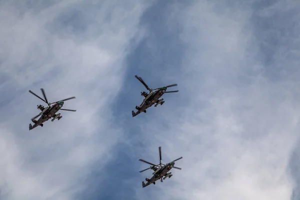Rusya Federasyonu havacılık grubu Swift ve şövalyelerinin hava kuvvetleri 9 Mayıs 'ta Moskova' daki askeri teçhizat geçit töreninde zafer kazanabilir. 