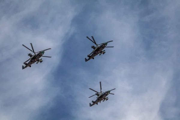 Rusya Federasyonu havacılık grubu Swift ve şövalyelerinin hava kuvvetleri 9 Mayıs 'ta Moskova' daki askeri teçhizat geçit töreninde zafer kazanabilir. 