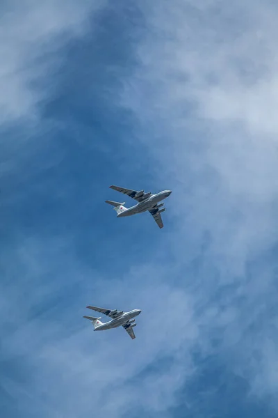 勝利の日パレードロシア連邦航空グループの軍用機器戦闘航空機航空宇宙軍のモスクワパレードで5月9スイスと騎士 — ストック写真